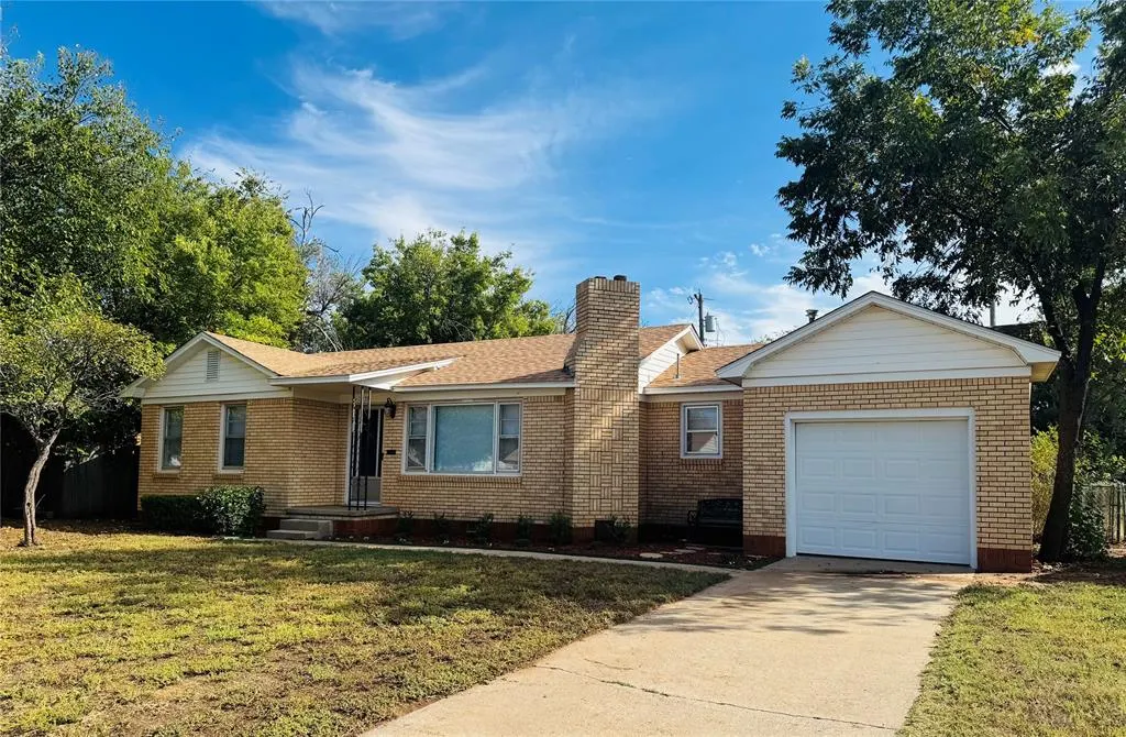Front exterior — 1038 E WALNUT Street, Altus, OK 73521