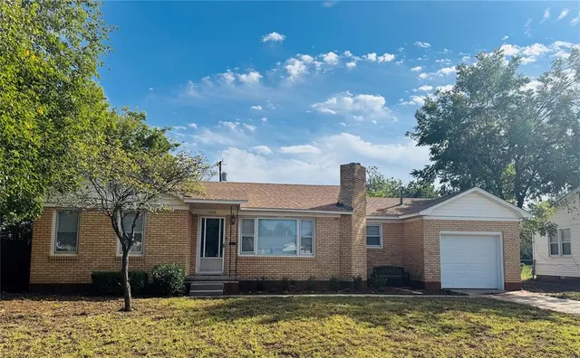 Photo 2 — 1038 E WALNUT Street, Altus, OK 73521