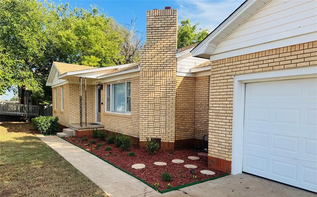 Photo 3 — 1038 E WALNUT Street, Altus, OK 73521