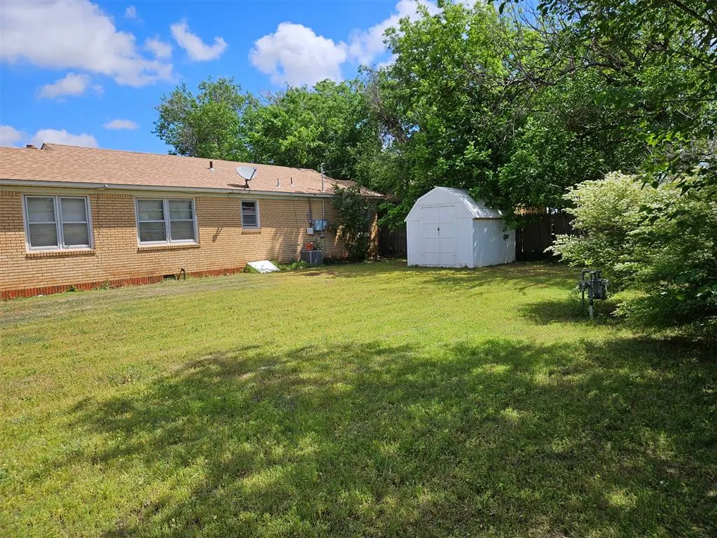 Photo 17 — 1038 E WALNUT Street, Altus, OK 73521