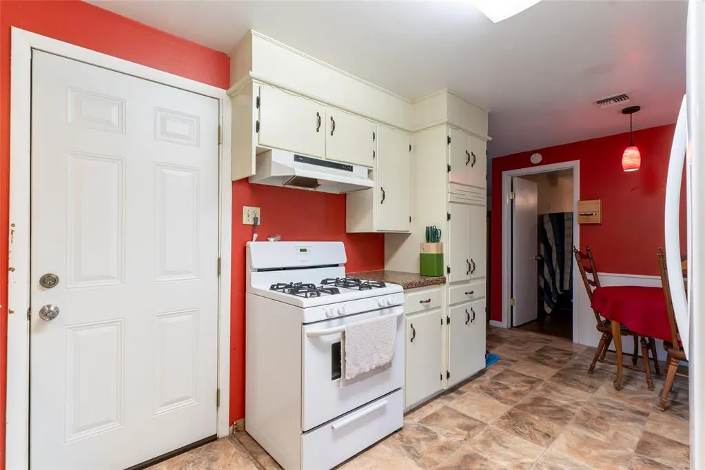 Photo 10 — 1300 Wells Avenue, Clinton, OK 73601