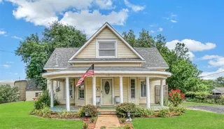 Sold home at 117 W 6TH Street