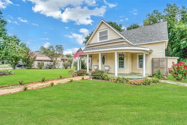 Photo 2 — 117 W 6TH Street, Cordell, OK 73632