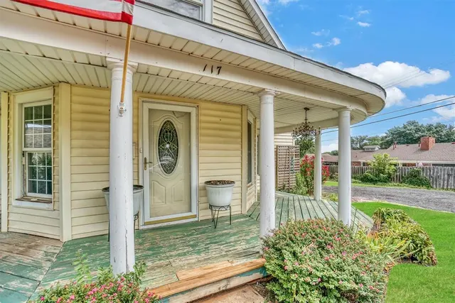 Photo 4 — 117 W 6TH Street, Cordell, OK 73632