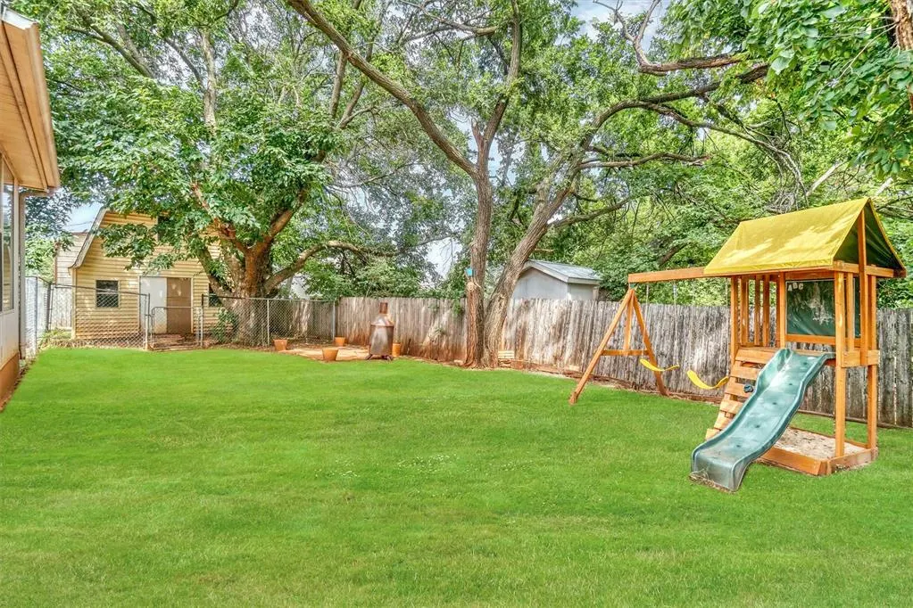 Photo 35 — 117 W 6TH Street, Cordell, OK 73632