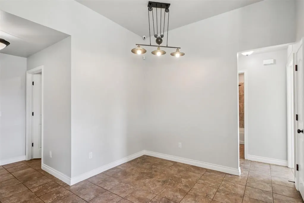 Photo 7 — 2820 Fountaingrass Road, Oklahoma City, OK 73128