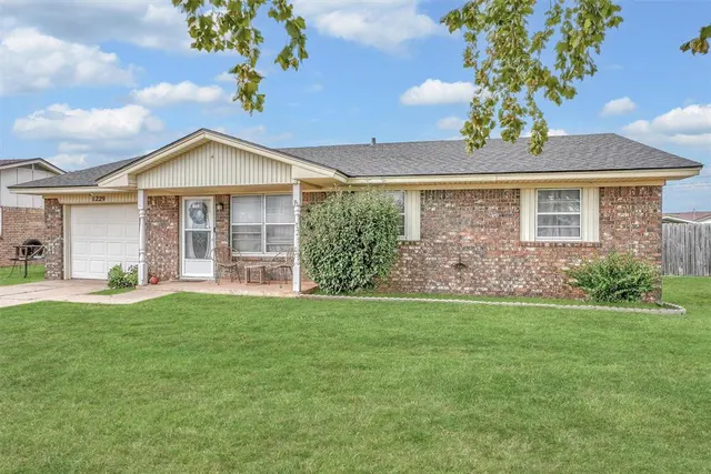 Photo 2 — 1229 E Ridgecrest Road, Altus, OK 73521