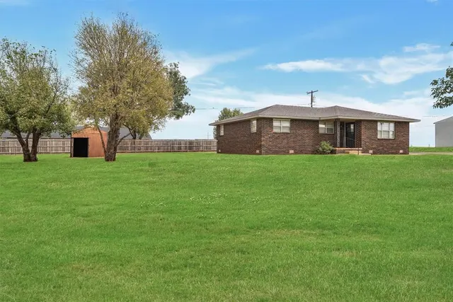 Photo 2 — 1101 Smith Street, Hammon, OK 73650