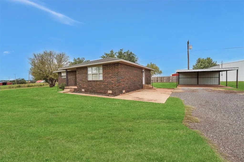 Photo 3 — 1101 Smith Street, Hammon, OK 73650