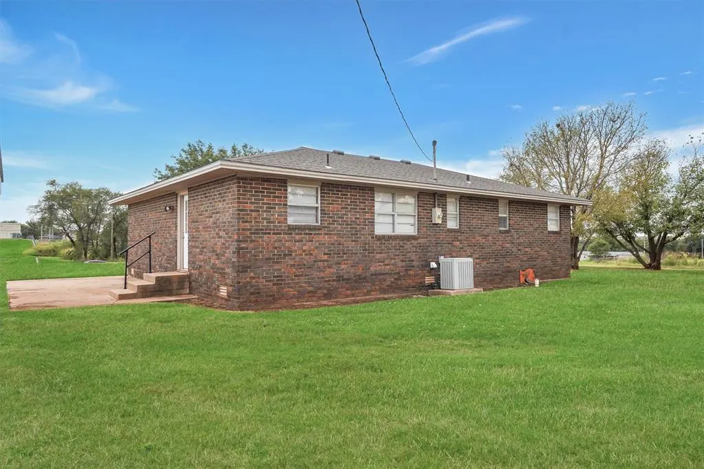 Photo 23 — 1101 Smith Street, Hammon, OK 73650
