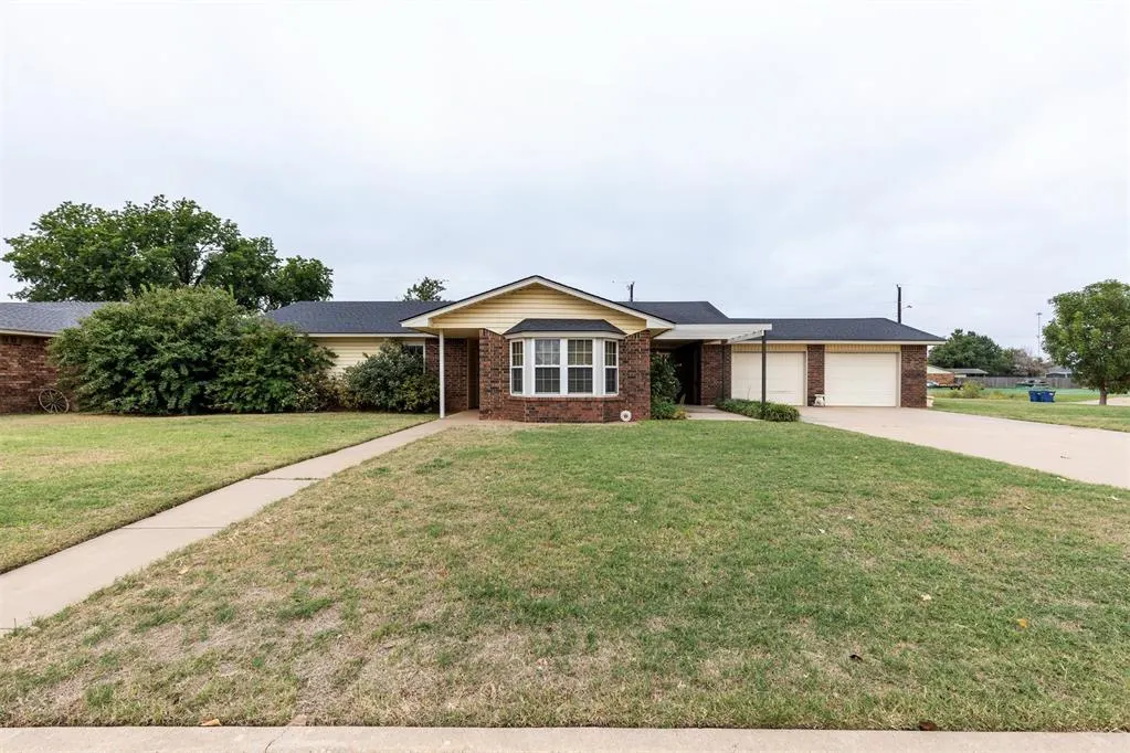 Photo 3 — 2402 S 15th Street, Kingfisher, OK 73750