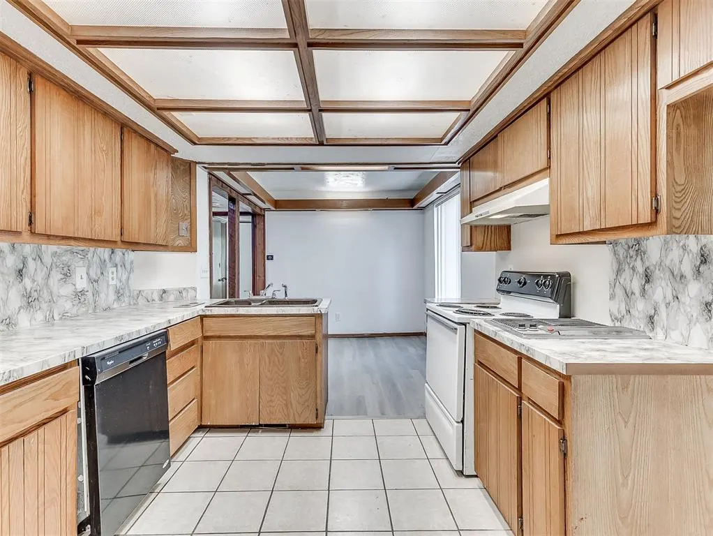 Photo 6 — 7407 Kings Manor Court, Oklahoma City, OK 73132