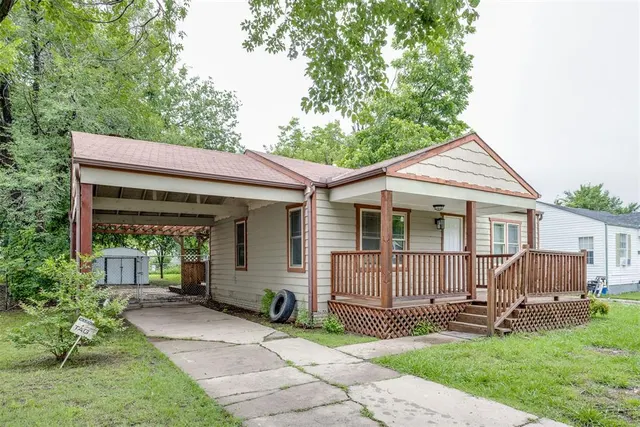 Photo 2 — 516 E Rickenbacker Drive, Midwest City, OK 73110