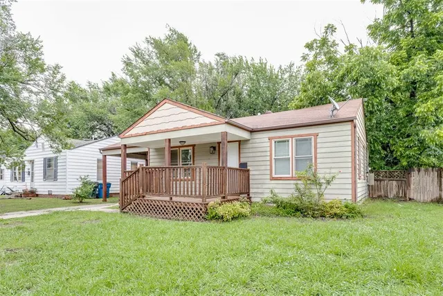 Photo 4 — 516 E Rickenbacker Drive, Midwest City, OK 73110