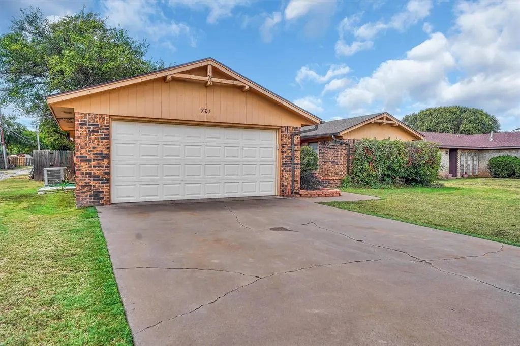 Front exterior — 701 Hayes St Street, Altus, OK 73521