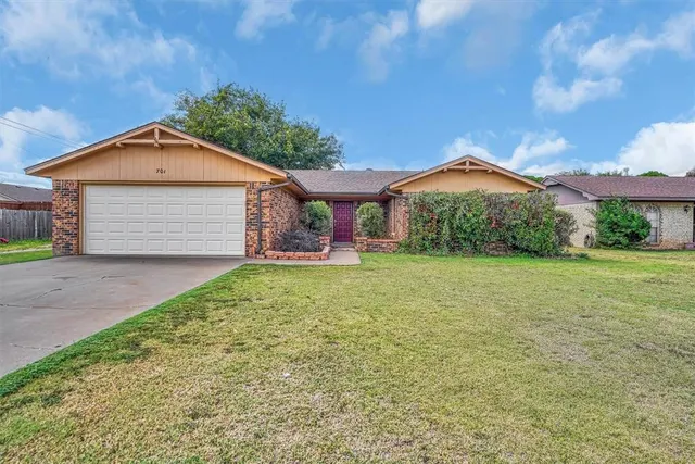 Photo 2 — 701 Hayes St Street, Altus, OK 73521