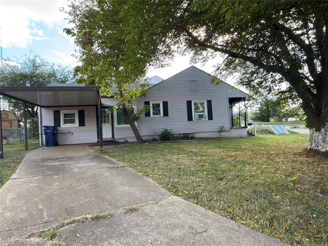 Photo 2 — 608 Roosevelt Street, Seminole, OK 74868