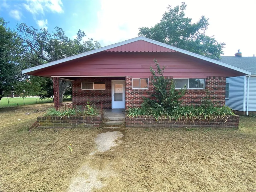 Front exterior — 922 Elm Street, Perry, OK 73077