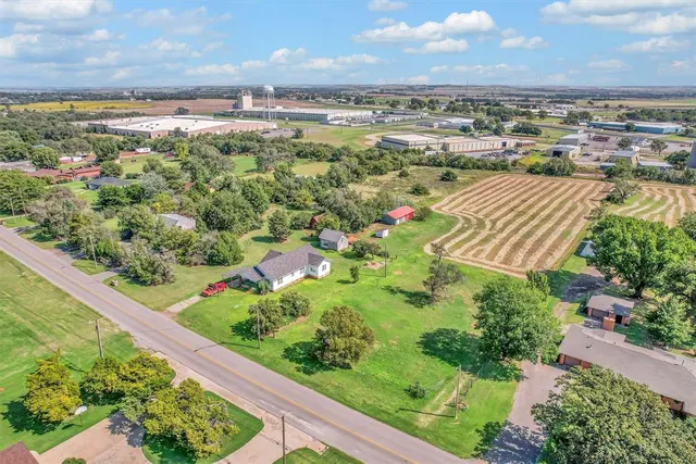 Photo 4 — 1741 Walton Road, Clinton, OK 73601