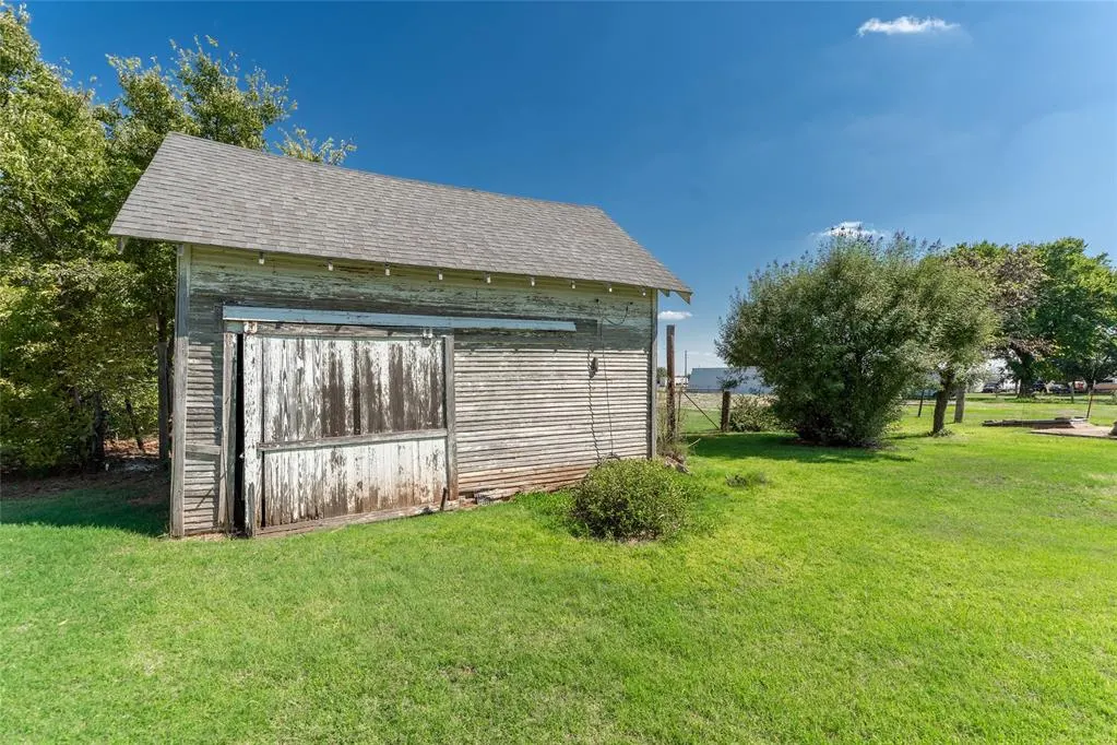 Photo 12 — 1741 Walton Road, Clinton, OK 73601