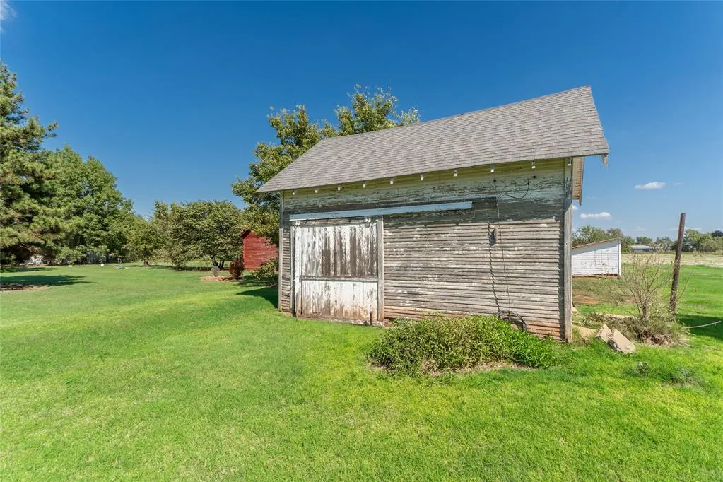 Photo 13 — 1741 Walton Road, Clinton, OK 73601