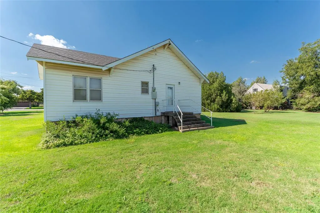 Photo 18 — 1741 Walton Road, Clinton, OK 73601