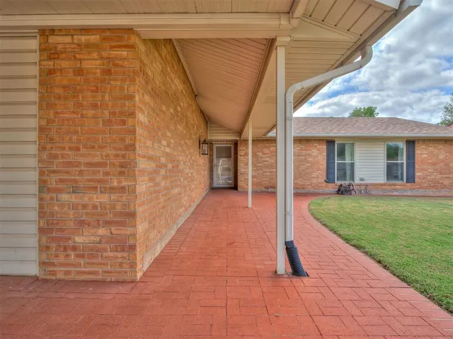 Photo 2 — 1306 Sean Court, Midwest City, OK 73110