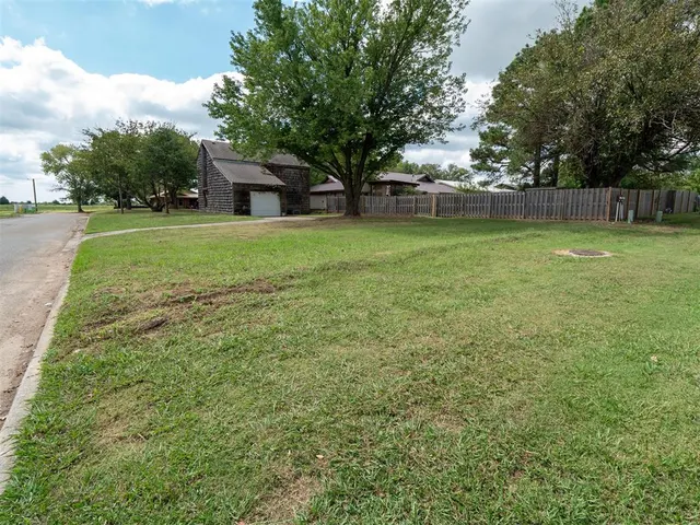 Photo 8 — 2222 7th Street, Prague, OK 74864