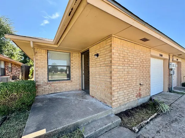Photo 2 — 240 Barrett Place, Edmond, OK 73003