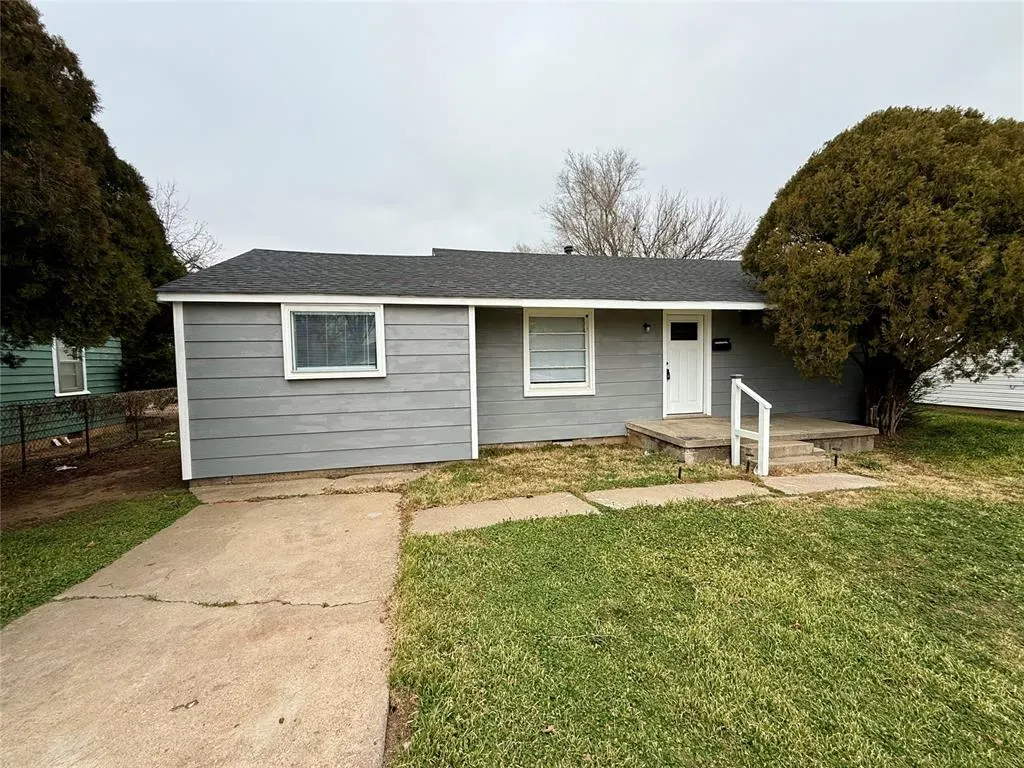 Photo 2 — 915 E HICKORY Street, Altus, OK 73521