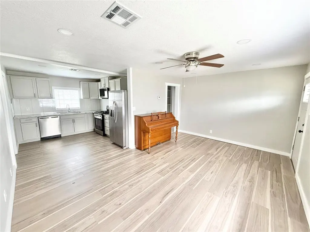 Photo 4 — 915 E HICKORY Street, Altus, OK 73521