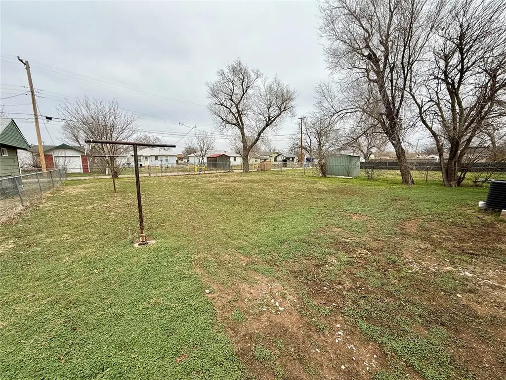 Photo 20 — 915 E HICKORY Street, Altus, OK 73521
