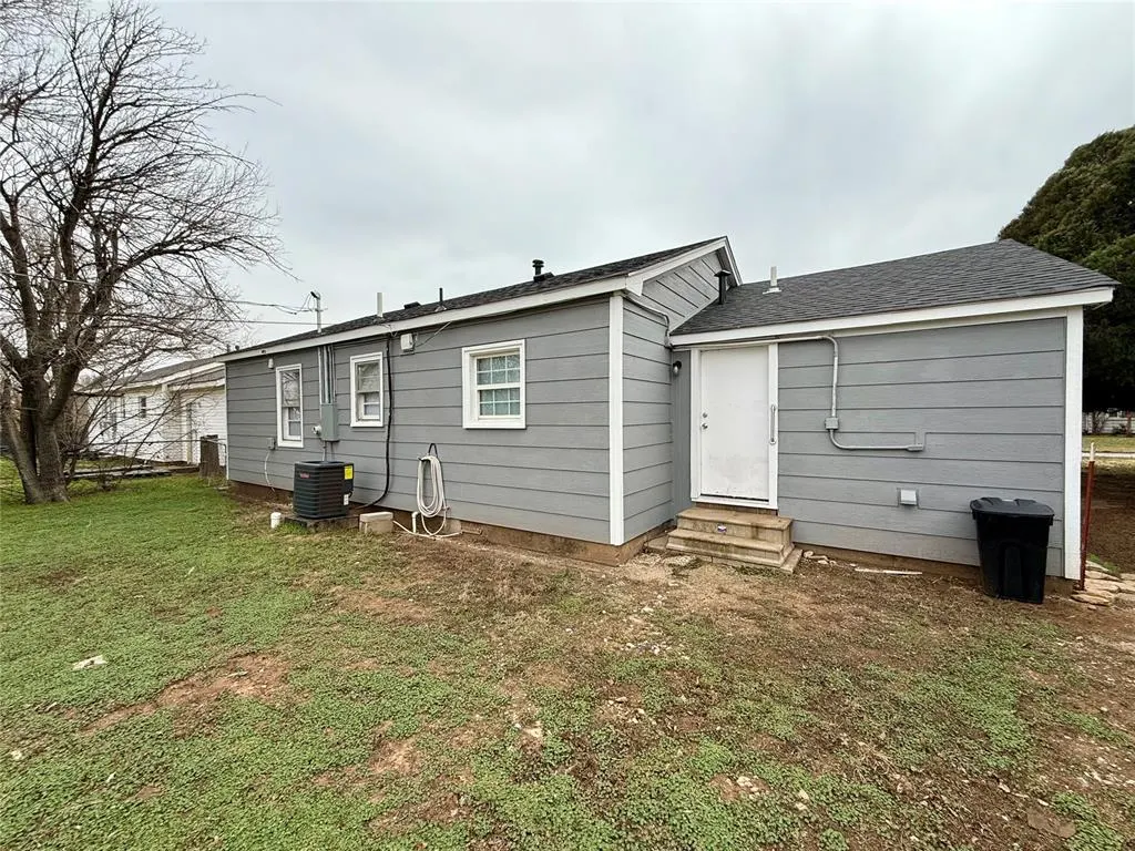 Photo 21 — 915 E HICKORY Street, Altus, OK 73521