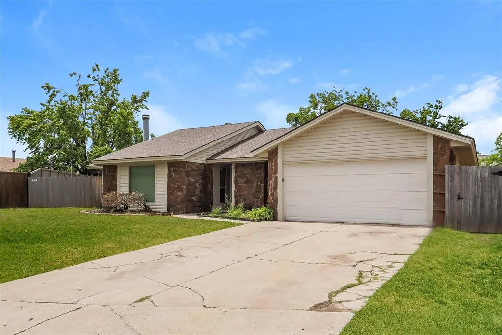 Photo 2 — 11235 Davis Court, Oklahoma City, OK 73162