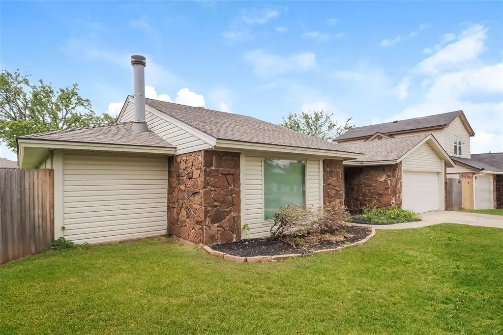 Photo 3 — 11235 Davis Court, Oklahoma City, OK 73162