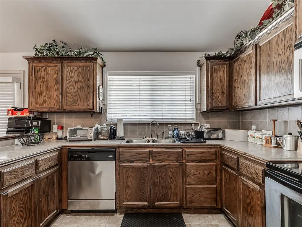 Photo 17 — 8005 John Robert Drive, Oklahoma City, OK 73135
