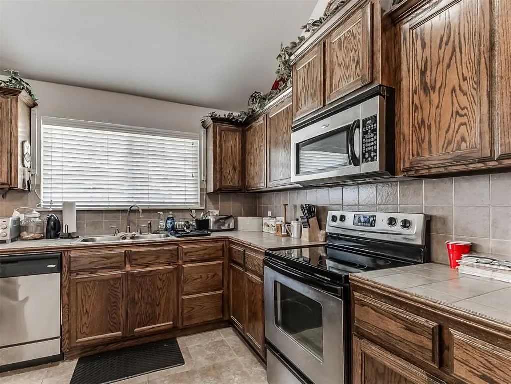 Photo 18 — 8005 John Robert Drive, Oklahoma City, OK 73135