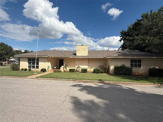 Photo 2 — 905 SW 8th Street, Anadarko, OK 73005
