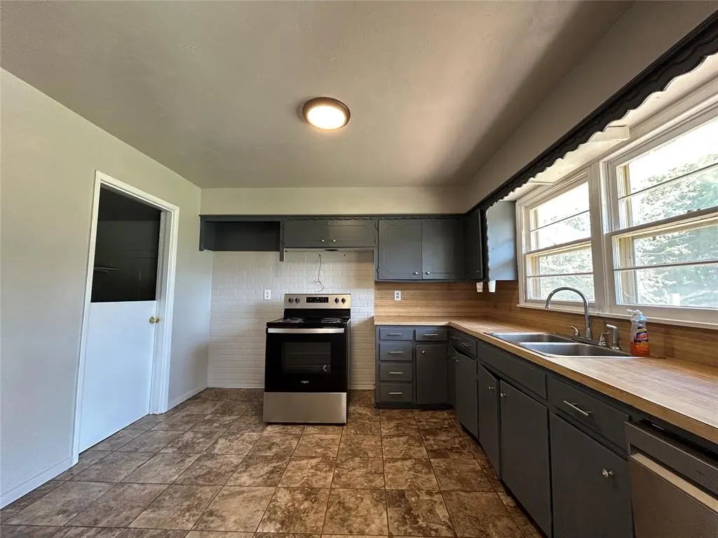 Photo 11 — 3208 N Warren Avenue, Oklahoma City, OK 73112