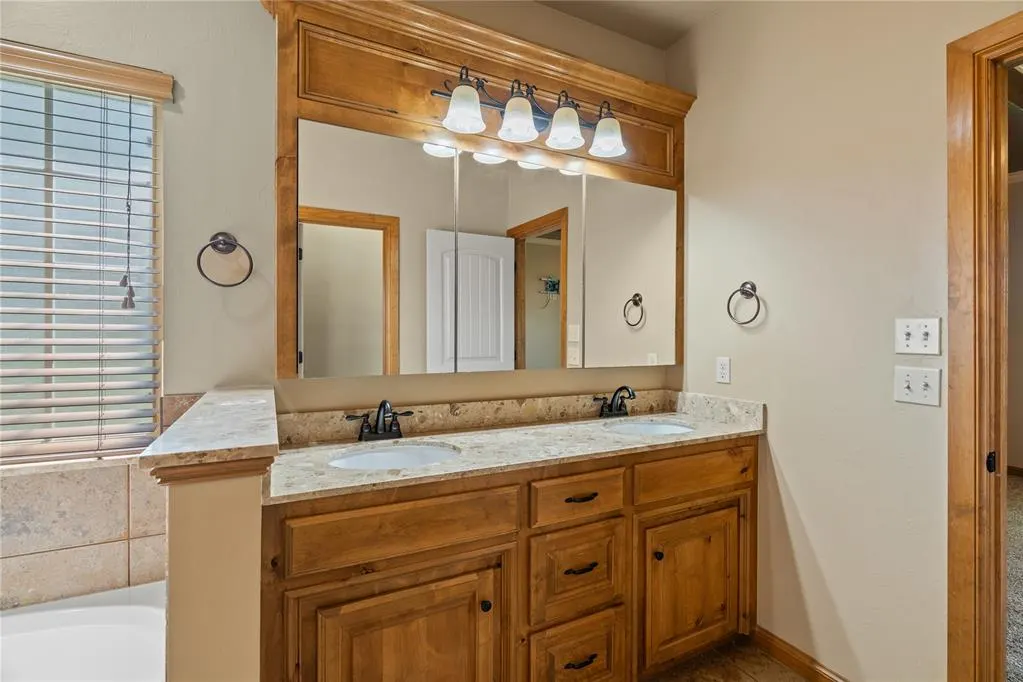 Photo 15 — 979 Sunflower Drive, Tuttle, OK 73089