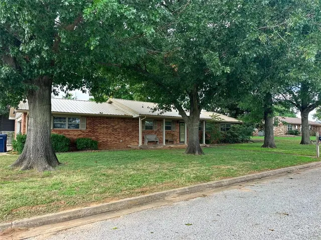 Photo 2 — 3008 S Shady Lane Drive, Anadarko, OK 73005
