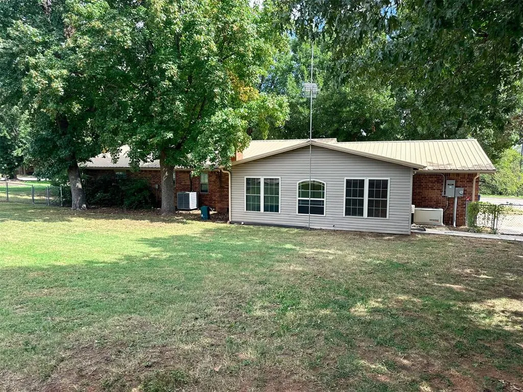 Photo 3 — 3008 S Shady Lane Drive, Anadarko, OK 73005