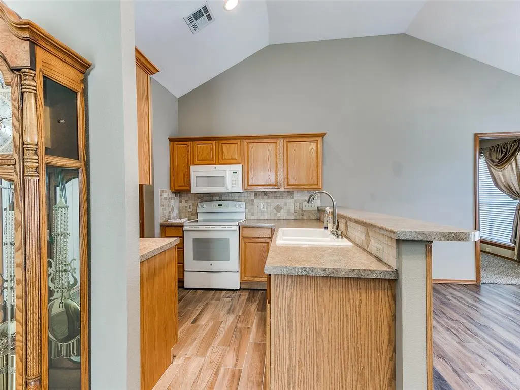 Photo 7 — 6429 Masons Drive, Oklahoma City, OK 73142