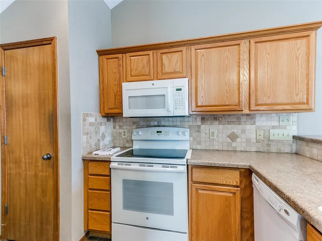 Photo 9 — 6429 Masons Drive, Oklahoma City, OK 73142