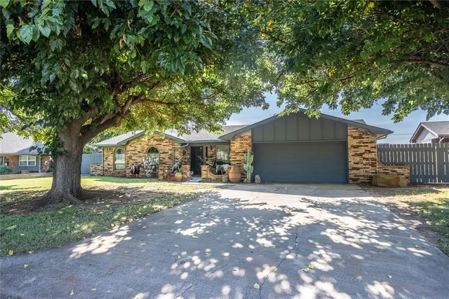 Photo 2 — 3 Peterson Drive, Clinton, OK 73601