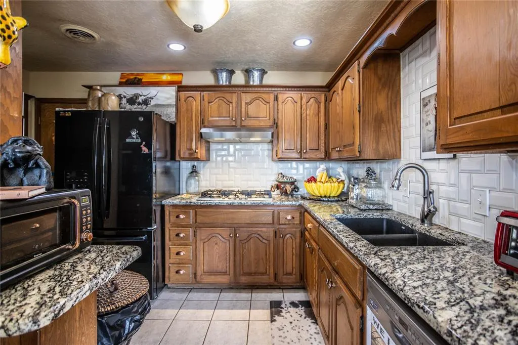 Photo 9 — 3 Peterson Drive, Clinton, OK 73601
