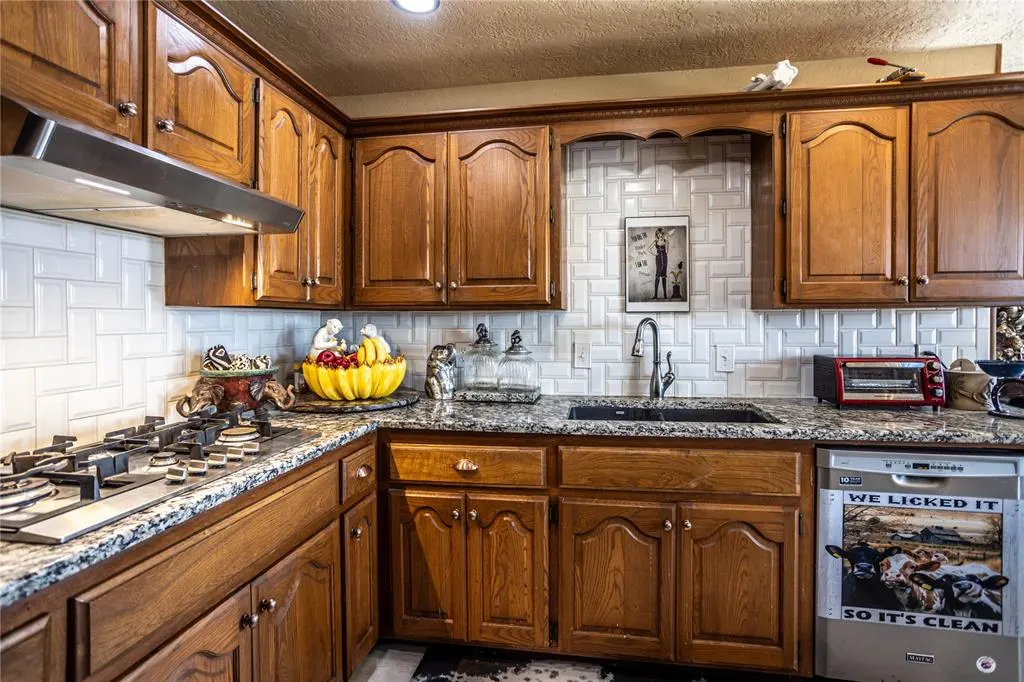 Photo 10 — 3 Peterson Drive, Clinton, OK 73601