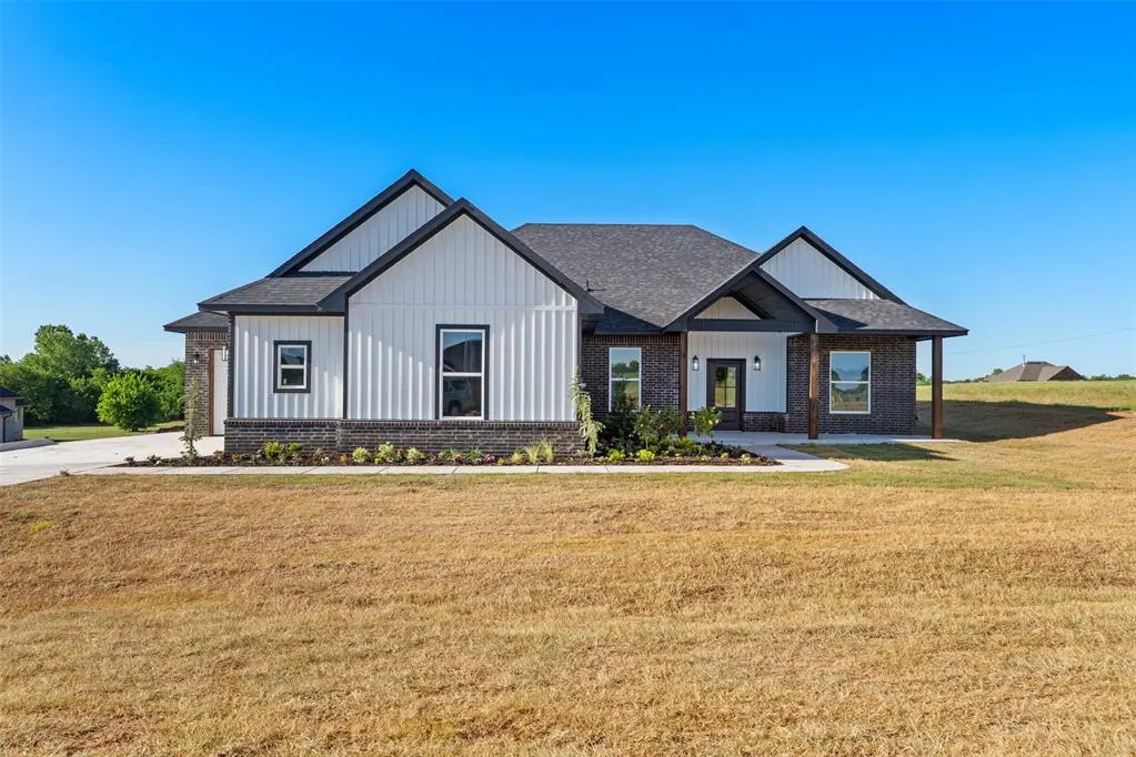 Front exterior — 2443 Raven Circle, Blanchard, OK 73010