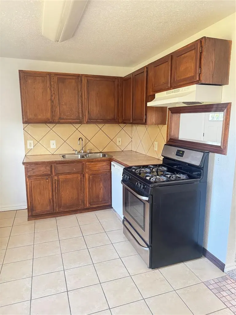 Photo 5 — 3225 NE 14th Place, Oklahoma City, OK 73117