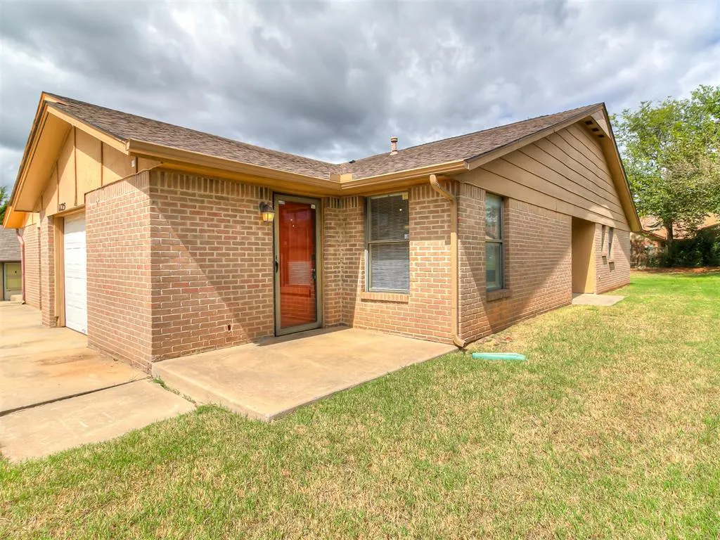 Photo 4 — 1125 Tall Oaks Drive, Midwest City, OK 73110